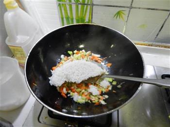 蔬菜炒饭的做法步骤7