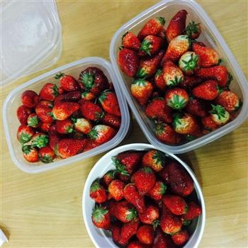冰镇草莓罐头的做法图解1