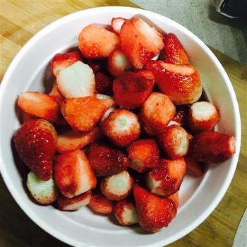 冰镇草莓罐头的做法图解2