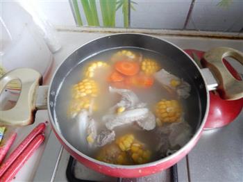 胡萝卜玉米排骨汤的做法步骤10
