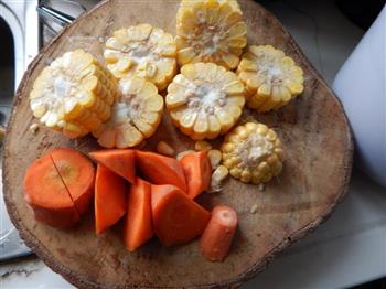 胡萝卜玉米排骨汤的做法步骤5