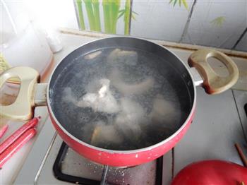 胡萝卜玉米排骨汤的做法步骤6