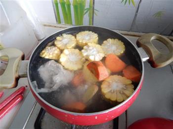 胡萝卜玉米排骨汤的做法图解7