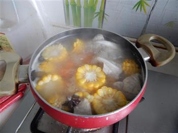 胡萝卜玉米排骨汤的做法图解9