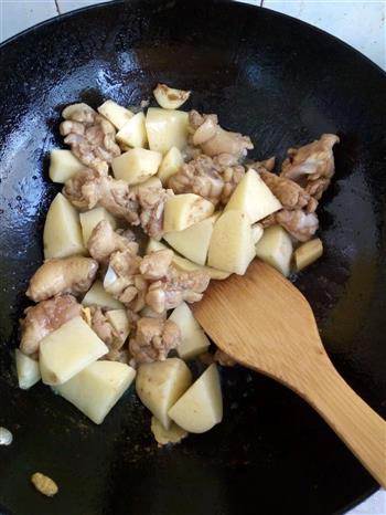 土豆粉条炖鸡块的做法步骤10