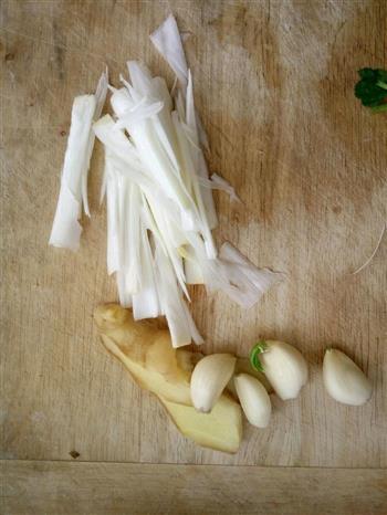 土豆粉条炖鸡块的做法步骤2
