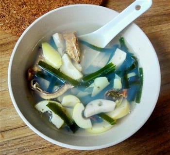 河蚌春笋海带菌菇紫菜汤的做法步骤3