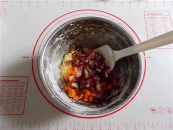 咸香软绵的红萝卜腊肉马芬杯的做法步骤10