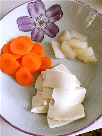 宝宝辅食-胡萝卜鲜贝炖豆腐的做法图解1