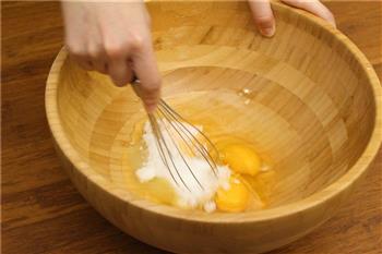 黑芝麻鸡蛋卷，这样做就能酥的不要不要的的做法步骤2