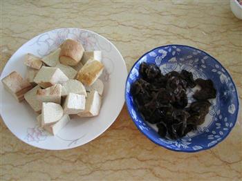 黑木耳炖冻豆腐的做法步骤1