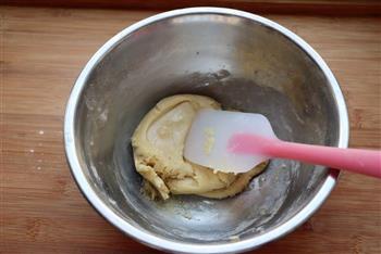广式莲蓉蛋黄月饼的做法步骤2