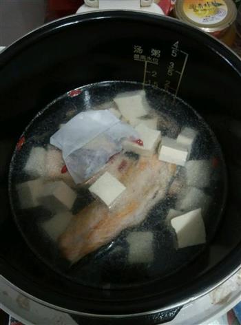 三文鱼骨豆腐汤的做法图解4