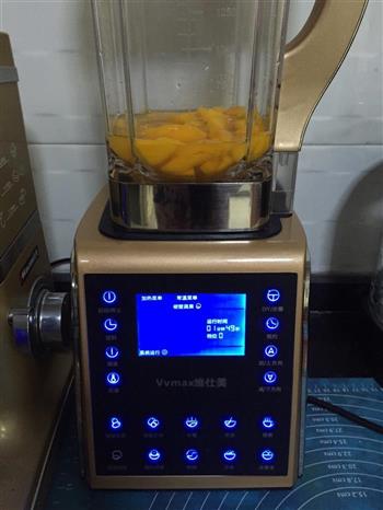 鲜榨芒果汁的做法图解2