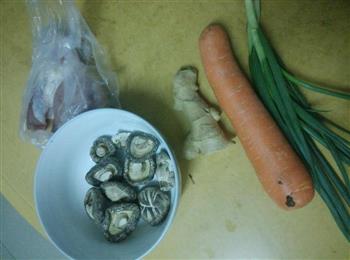 自制速冻胡萝卜香菇猪肉饺子的做法步骤1