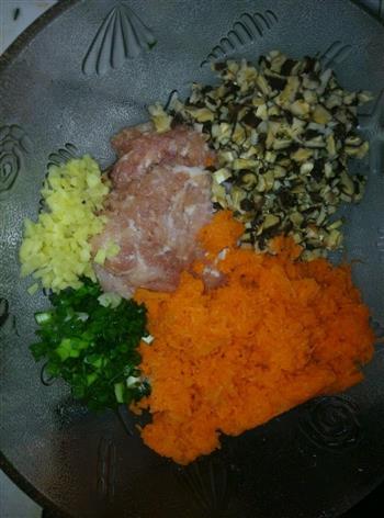 自制速冻胡萝卜香菇猪肉饺子的做法步骤2
