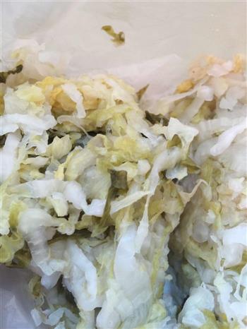 东北名菜   酸菜炖排骨的做法图解2