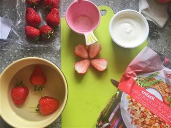 草莓燕麦酸奶杯的做法图解1