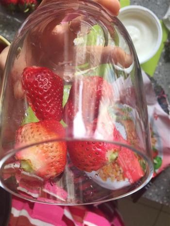 草莓燕麦酸奶杯的做法图解2