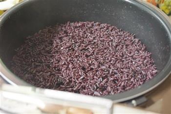 传说中最受欢迎的宝贝饭-紫米肉松饭团的做法图解1