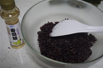 传说中最受欢迎的宝贝饭-紫米肉松饭团的做法步骤2