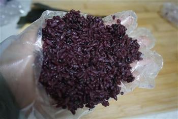 传说中最受欢迎的宝贝饭-紫米肉松饭团的做法步骤5