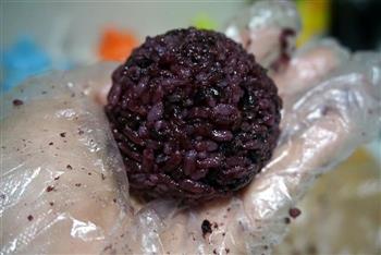 传说中最受欢迎的宝贝饭-紫米肉松饭团的做法图解7