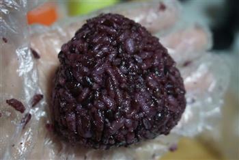 传说中最受欢迎的宝贝饭-紫米肉松饭团的做法图解8