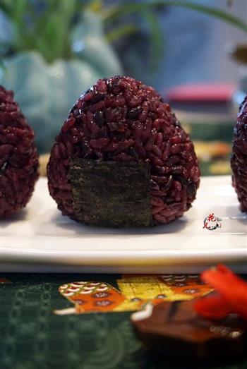 传说中最受欢迎的宝贝饭-紫米肉松饭团的做法图解9