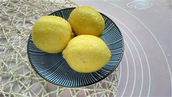 四季养生茶-冰糖炖柠檬的做法步骤1