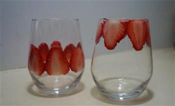 草莓芒果酸奶思慕雪的做法步骤3