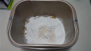 南瓜豆沙面包的做法步骤2