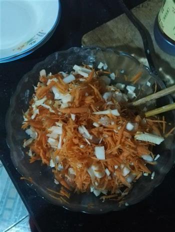 胡萝卜白菜虾仁包子的做法步骤2