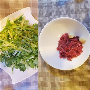 芹菜炒牛肉的做法步骤1