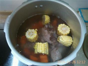 红萝卜玉米排骨汤的做法步骤3