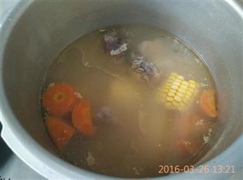 红萝卜玉米排骨汤的做法图解4