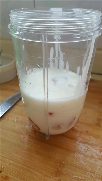 草莓奶昔的做法步骤5