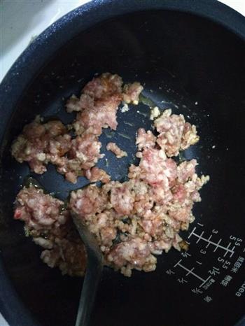 电饭煲制作鸡蛋肉丁西红柿面美味可口健康实惠的做法步骤2