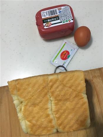 鸡蛋火腿三明治的做法图解1