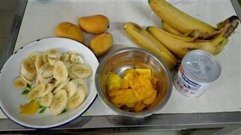 香蕉芒果奶昔的做法图解1
