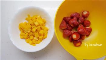 草莓芒果沙冰的做法步骤2