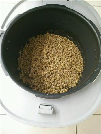 绿豆沙蛋黄酥的做法步骤2