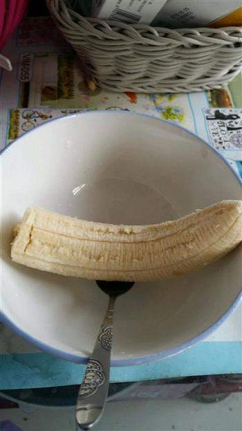 香蕉牛奶鸡蛋羹的做法步骤1