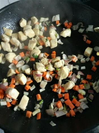 咖喱鸡肉蔬菜炒饭的做法步骤2