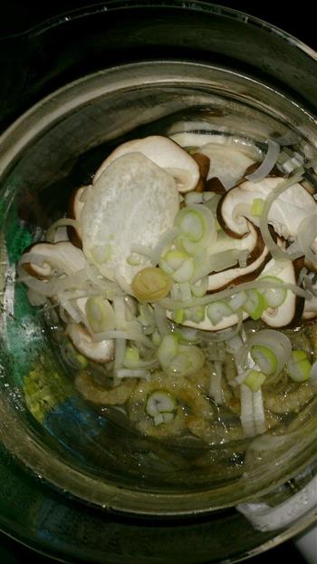 泰式肉皮紫菜菌菇汤的做法步骤2