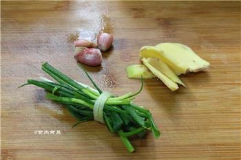 姜葱砂锅鸡的做法步骤4