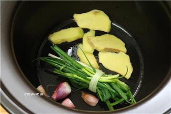 姜葱砂锅鸡的做法步骤5