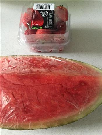 西瓜草莓椰奶冻的做法步骤1
