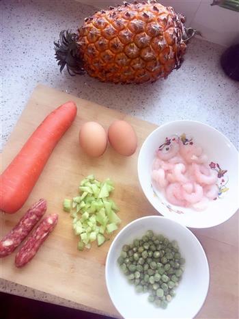 菠萝虾仁炒饭的做法步骤1