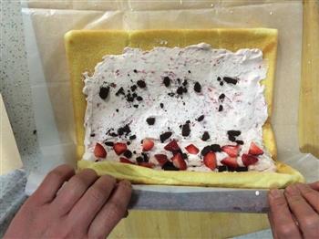 草莓奶油蛋糕卷的做法步骤15